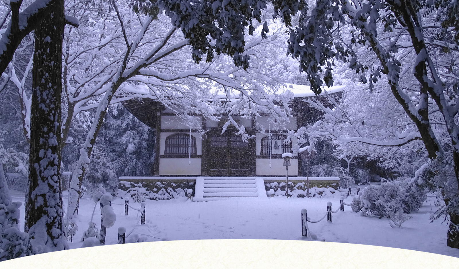 雪化粧をした冬の寺院
